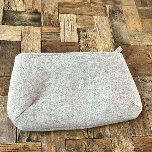 Shiraleah Heart Gray Felt Pouch Bright Pink Interior - Picture 3 of 8